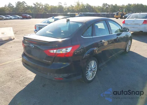2014 Ford Focus Titanium z USA, uszkodzony, nr VIN 1FADP3J23EL211171